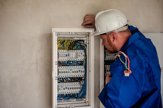 elektrikář při kontrole rozvodů