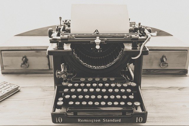 černobílý psací stroj.jpg